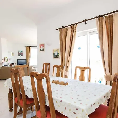 Sleeps 6 Air Con Wifi