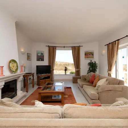 Villa Sleeps 6 Air Con Wifi