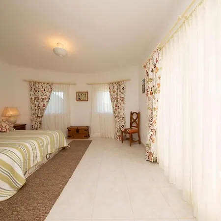 Sleeps 6 Air Con Wifi
